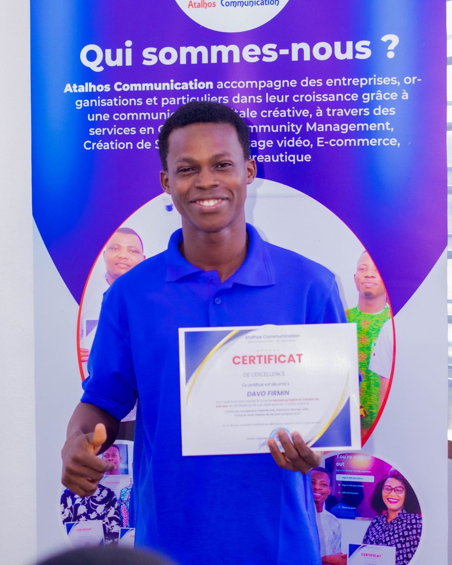 Portrait de Firmin DAVO, souriant, tenant son certificat